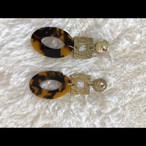 Tortoise shell, pearlized and gold tone earrings, excellent condition